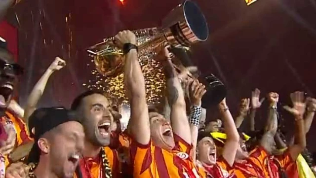 Rams Park’ta tarihi anlar! Şampiyon Galatasaray, 2 Kupa birden kaldırdı