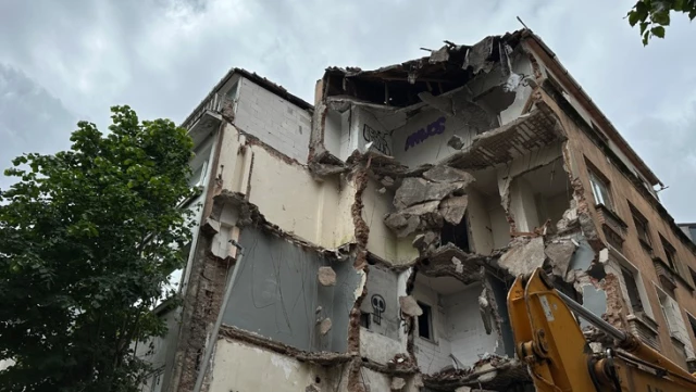 Şişli’de akıl almaz olay: Kepçe ünlü oyuncunun evinin duvarını yıktı