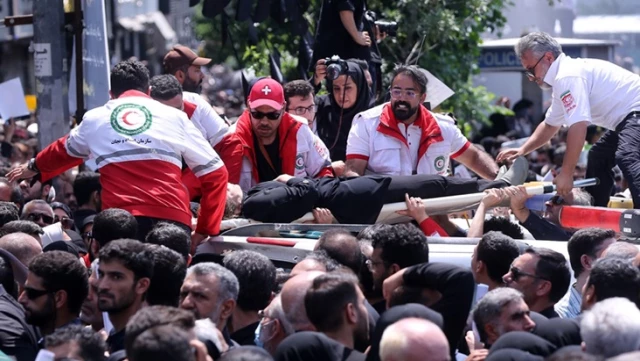 Tahran böyle kalabalık görmedi! Reisi’nin cenaze töreninde izdiham yaşandı, bayılanlar oldu