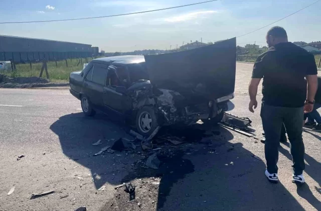 Tekirdağ’da yolcu minibüsü ile otomobil çarpıştı, 3 kişi yaralandı
