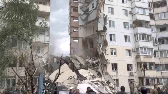Ukrayna’nın Rusya’ya hava saldırısı sonucu 10 katlı bina çöktü: 20 kişi yaralandı
