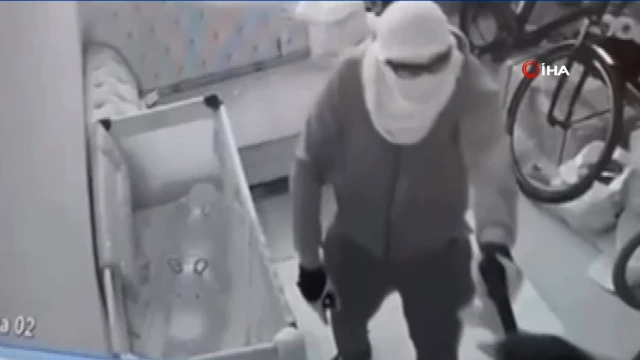 Almanya’da silahlı soyguncu sert kayaya çarptı! Türk çalışan, şüpheliyi yumruklarıyla yere serdi