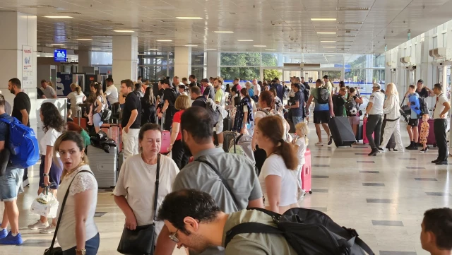 Antalya Havalimanı’nda 200 bin yolcuyla rekor kırıldı! Dakikada 1 uçak iniş-kalkış yaptı