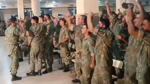 Azerbaycan askerleri, Türkiye’nin Çekya’yı mağlup ettiği maçta sevinçten havalara uçtu