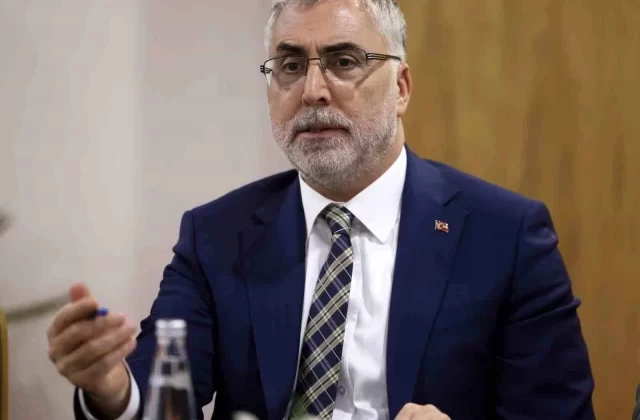 Çalışma ve Sosyal Güvenlik Bakanı Vedat Işıkhan, KKTC temasları çerçevesinde heyetler arası toplantıya başkanlık etti