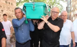 CHP Genel Başkanı Özel, MHP’li ismin cenaze törenine katılıp tabutunu taşıdı