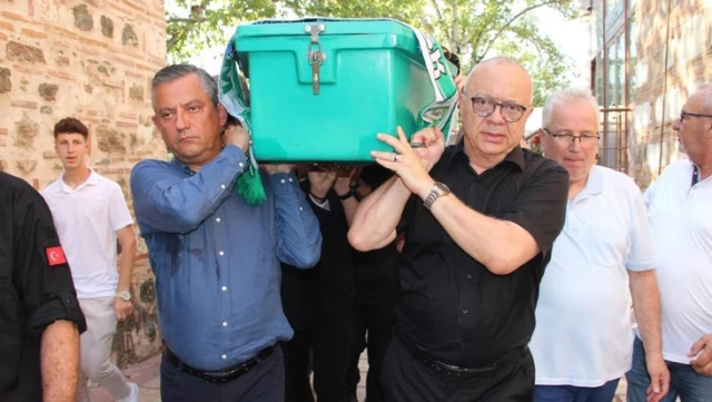 CHP Genel Başkanı Özel, MHP’li ismin cenaze törenine katılıp tabutunu taşıdı