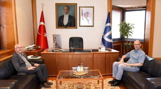 Cumhurbaşkanlığı Sosyal Politikalar Kurulu Üyesi Dr. Murat Yılmaz, Anadolu Üniversitesi Rektörü Prof. Dr. Fuat Erdal’ı ziyaret etti