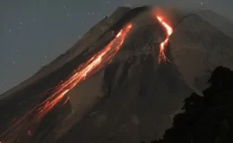 Endonezya’da yanardağ patlaması! 800 metre yüksekliğe kül püskürttü, bölge halkı panikte