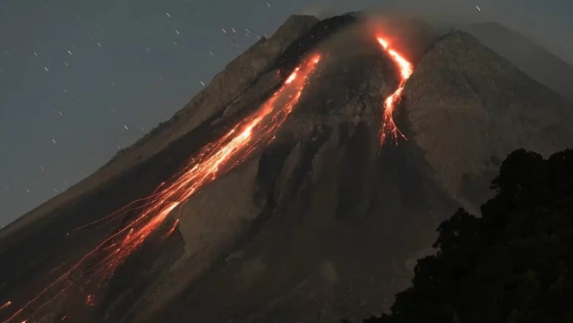 Endonezya’da yanardağ patlaması! 800 metre yüksekliğe kül püskürttü, bölge halkı panikte