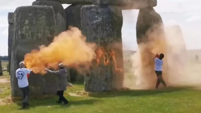 İklim aktivistleri İngiltere’deki Stonehenge’i turuncuya boyadı
