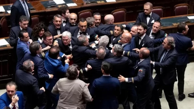 İtalya’da parlamentoda kavga çıktı, muhalefet milletvekili yumruklandı