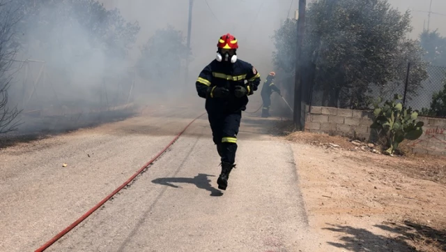 Komşuda yangın paniği! Alevler başkent Atina’yı tehdit ediyor