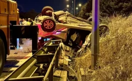 Kontrolden çıkan araç bariyere çarpıp devrildi! Korkunç kazada 3 kişi hayatını kaybetti