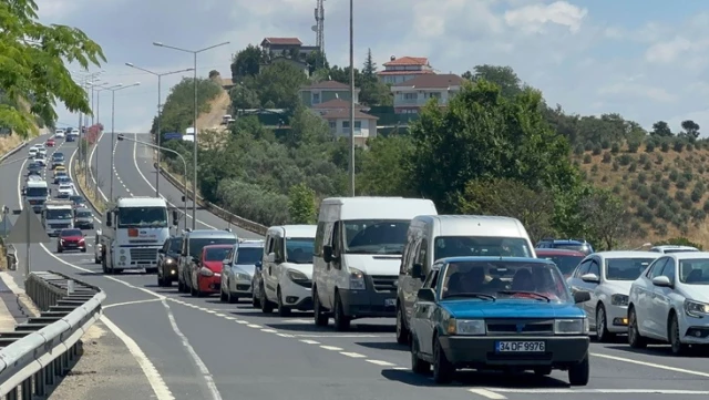 Tatilciler yollara düştü! İstanbul trafiği kilitlendi