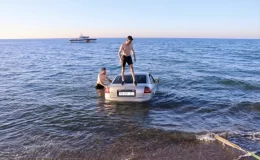 Trabzon’da arabasıyla denize dalan vatandaş, çevredekiler tarafından kurtarıldı