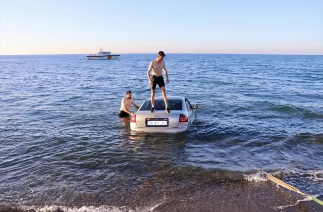 Trabzon’da arabasıyla denize dalan vatandaş, çevredekiler tarafından kurtarıldı