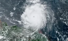 1 milyon kişi tehdit altında! Beryl Kasırgası, ABD’yi alarma geçirdi