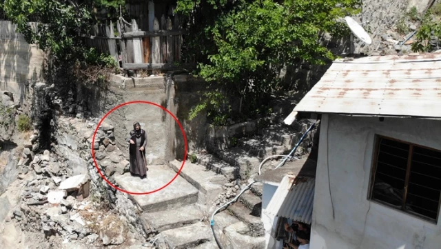75 yaşındaki kadın koca köyde tek başına kaldı! Yürüyebileceği yolu bile yok