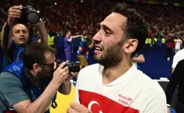 A Milli Takımımızın kaptanı Hakan Çalhanoğlu, Hollanda’ya elendikten sonra gözyaşlarına boğuldu
