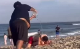 ABD’de bir genç, plajda aile ve çocukların gözü önünde aşırı samimi hareket sergileyen çiftin üzerine şife fırlatınca kavga çıktı