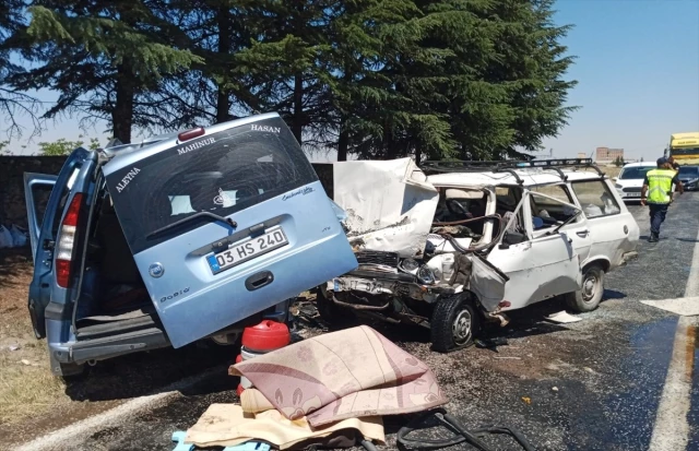 Afyonkarahisar’da Otomobil ve Hafif Ticari Araç Çarpışması: 2 Ölü, 1 Yaralı