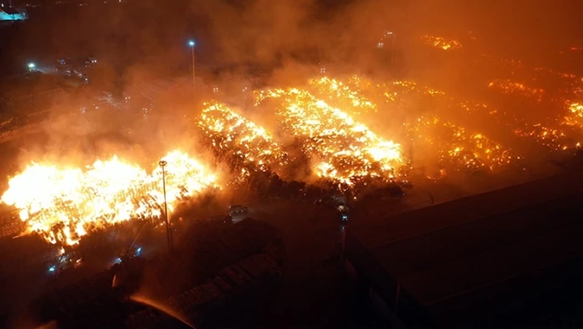 Aydın’da kağıt fabrikasında çıkan yangın 1 gündür söndürülemedi