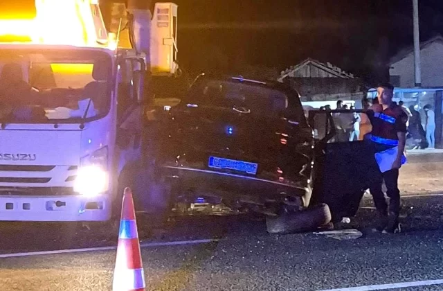 Bilecik’te otomobilin kamyona çarpması sonucu 3 kişi yaralandı