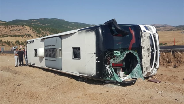 Bingöl’de yolcu otobüsü devrildi, 14 kişi yaralandı