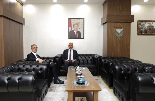 Bitlis İl Genel Meclis Başkanı Ali Akın, Bitlis Eren Üniversitesi Rektörü Prof. Dr. Necmettin Elmastaş’ı ziyaret etti