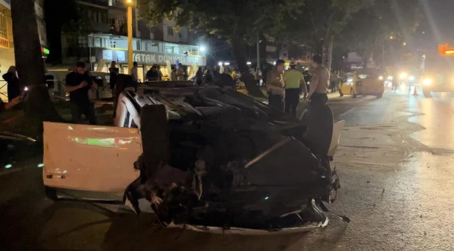 Bursa’da Makas Atan Otomobil Taksiye Çarptı: 3 Yaralı