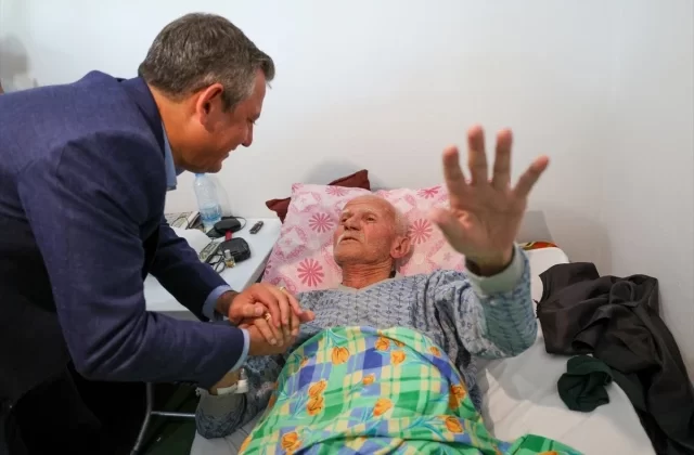 CHP Genel Başkanı Özgür Özel, partisinin Kocaeli’deki en yaşlı üyesine ziyarette bulundu