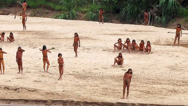 Dış dünya ile hiçbir bağlantısı olmayan Mashco-Piro kabilesinin üyeleri, Peru ormanlarında kameralar tarafından görüntülendi