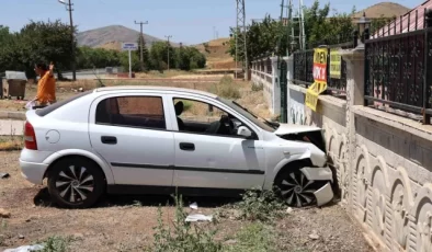 Elazığ’da Otomobil Bahçe Duvarına Çarptı: 5 Kişi Yaralandı