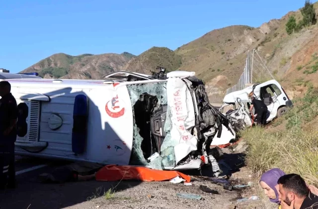 Erzurum’da ambulans ile ticari araç çarpıştı! 4 kişi öldü, 1 kişi ağır yaralandı