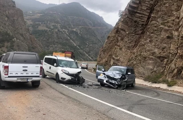 Gümüşhane’de üç otomobilin karıştığı kazada 4 kişi yaralandı