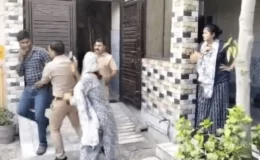 Hindistan’da aldatılan kadın, kocasına polislerin önünde tokat attı