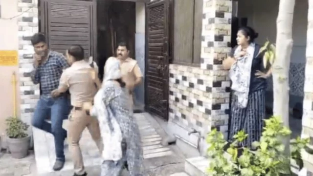 Hindistan’da aldatılan kadın, kocasına polislerin önünde tokat attı
