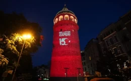İstanbul’daki tarihi mekanlar, hain darbe girişiminin yıl dönümünde Türk bayrağının renklerine büründü