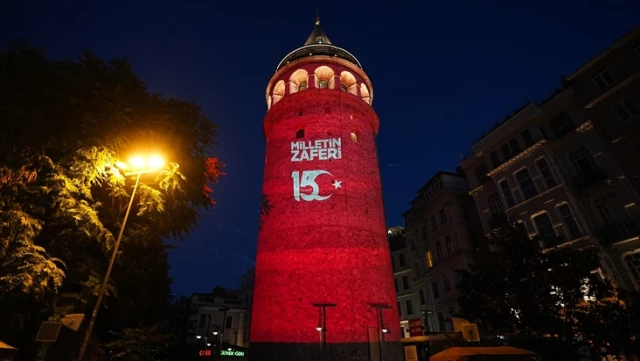 İstanbul’daki tarihi mekanlar, hain darbe girişiminin yıl dönümünde Türk bayrağının renklerine büründü