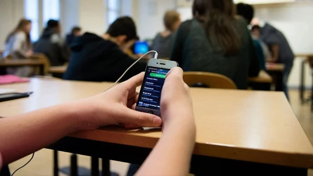 İtalya okullarda cep telefonlarını yasaklıyor