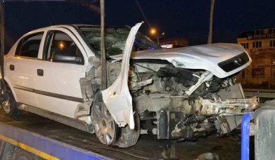 İzmit’te Otomobil Bariyerlere Çarptı: 1 Yaralı
