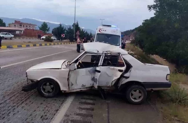 Karabük’te alkollü sürücünün tıra çarpması sonucu 2 kişi yaralandı