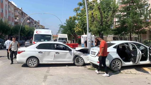 Karaman’da Trafik Kazası: 3 Kişi Yaralandı