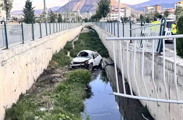 Kayseri’de Otomobil Kanala Düştü, Sürücü Yaralandı