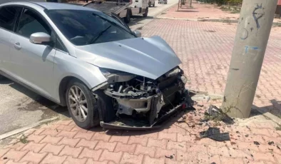 Konya’da Otomobil Direğe Çarptı: Sürücü Yaralandı