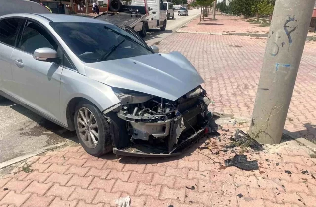 Konya’da Otomobil Direğe Çarptı: Sürücü Yaralandı