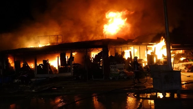 Malatya’da sanayi sitesinde büyük yangın: 25 prefabrik iş yeri küle döndü