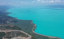 Marmara’nın en büyük gölü turkuaza döndü
