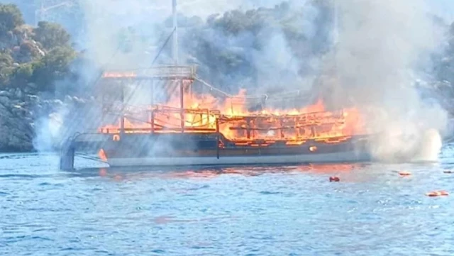 Muğla Marmaris’te gezi teknesinde yangın! Yaralılar var